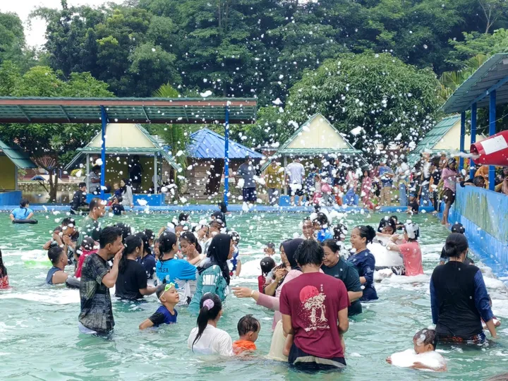 Toya Sari: Kolam Renang yang Menyegarkan Jiwa di Jantung Cilacap